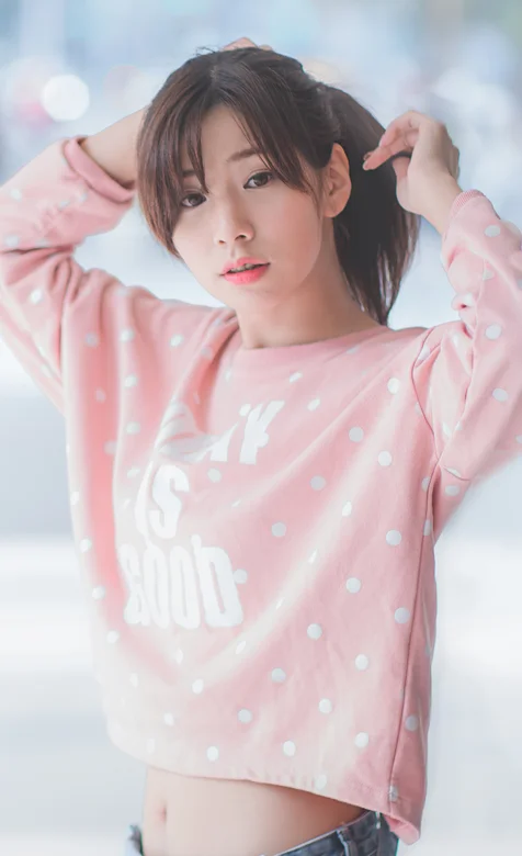 穿牛仔裤撩发的清纯美女 – 高清 桌面壁纸 开放版权素材 免费下载 手机电脑通用背景图