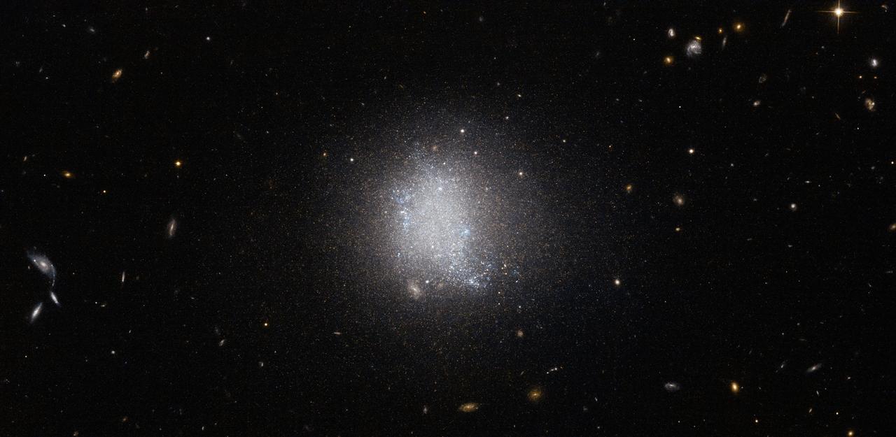 Hubble Eyes Galactic Refurbishment – 高清 桌面壁纸 无版权可商用素材 免费下载