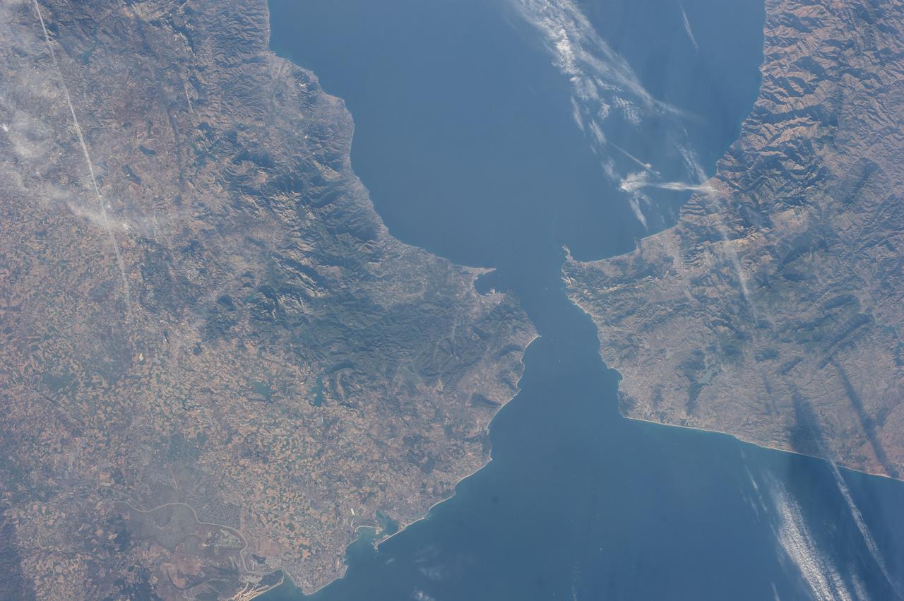 Earth Observation – 高清 桌面壁纸 无版权可商用素材 免费下载 手机电脑通用背景图