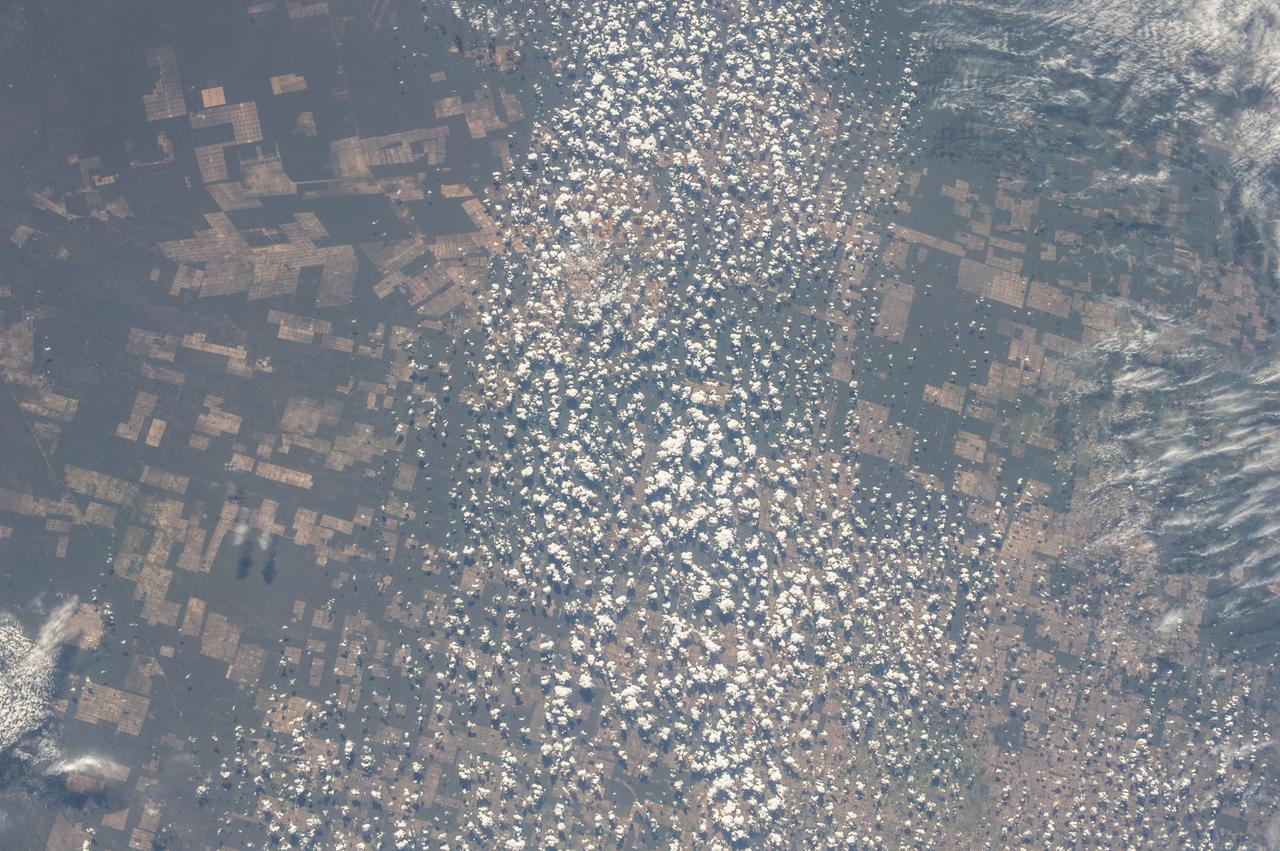 Earth Observation – 高清 桌面壁纸 无版权可商用素材 免费下载 手机电脑通用背景图