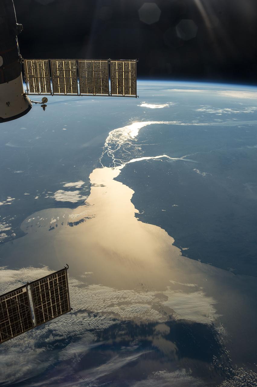 Earth Observation – 高清 桌面壁纸 无版权可商用素材 免费下载 手机电脑通用背景图