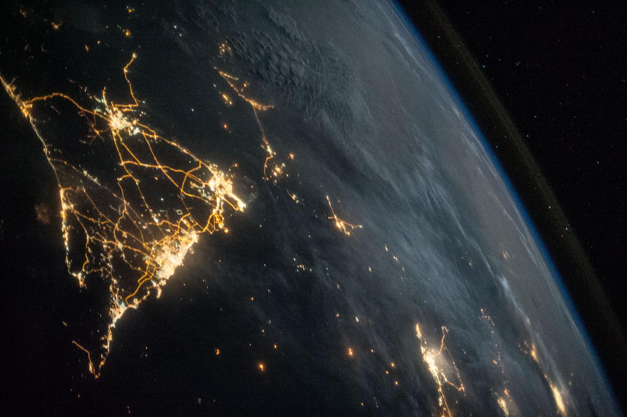 Earth Observation – 高清 桌面壁纸 无版权可商用素材 免费下载 手机电脑通用背景图