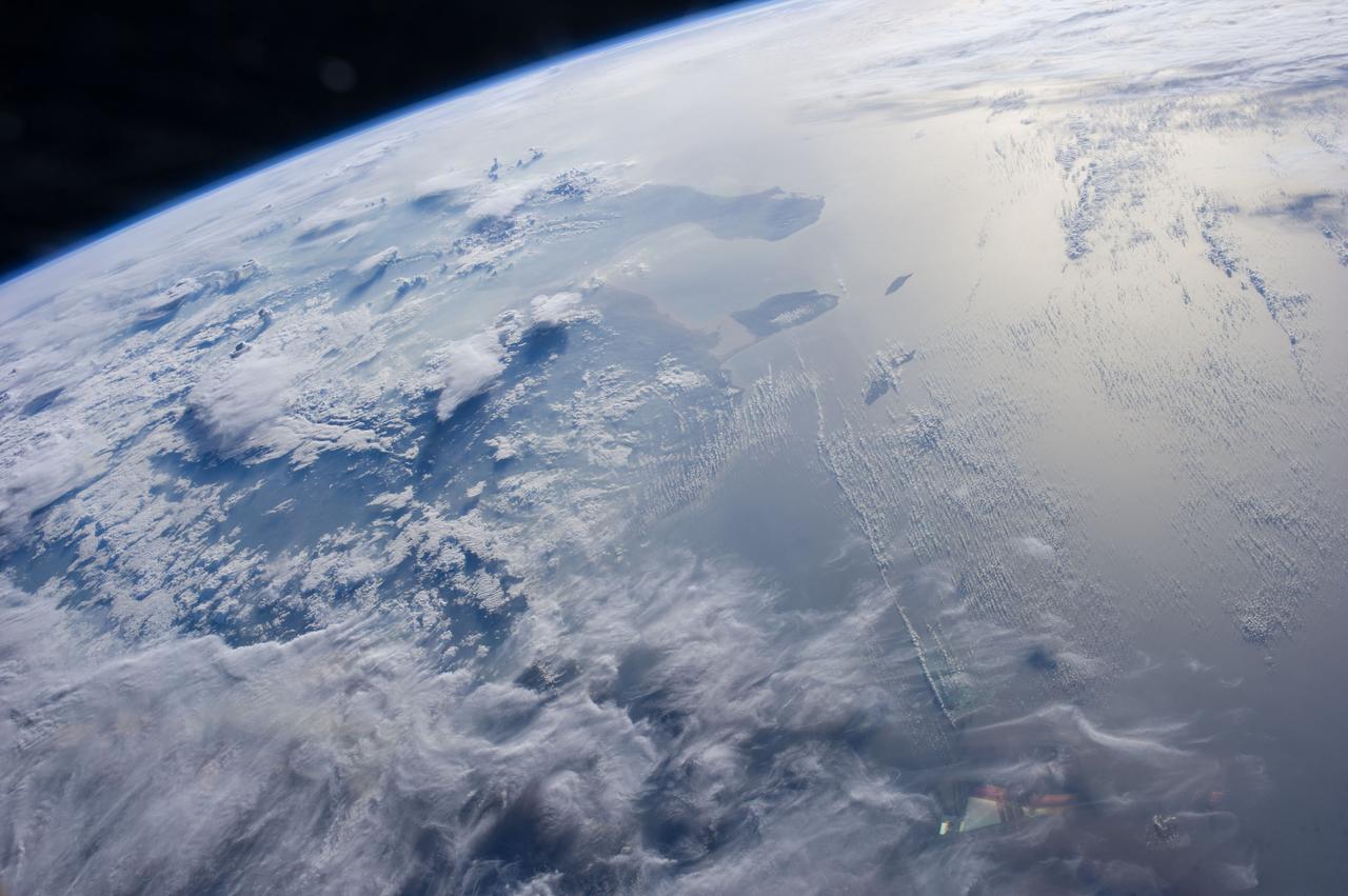 Earth Observation – 高清 桌面壁纸 无版权可商用素材 免费下载 手机电脑通用背景图
