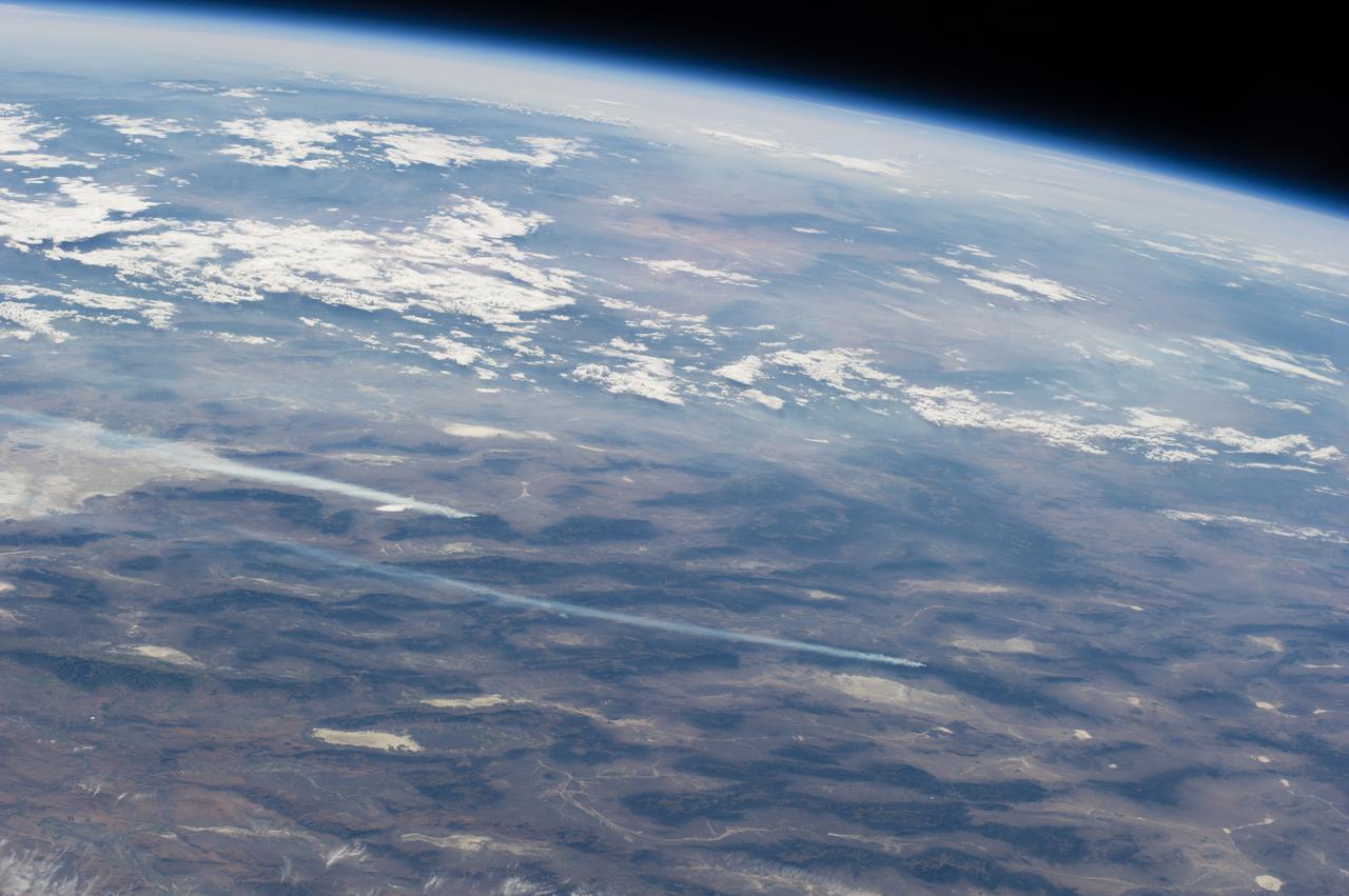 Earth observation – 高清 桌面壁纸 无版权可商用素材 免费下载 手机电脑通用背景图
