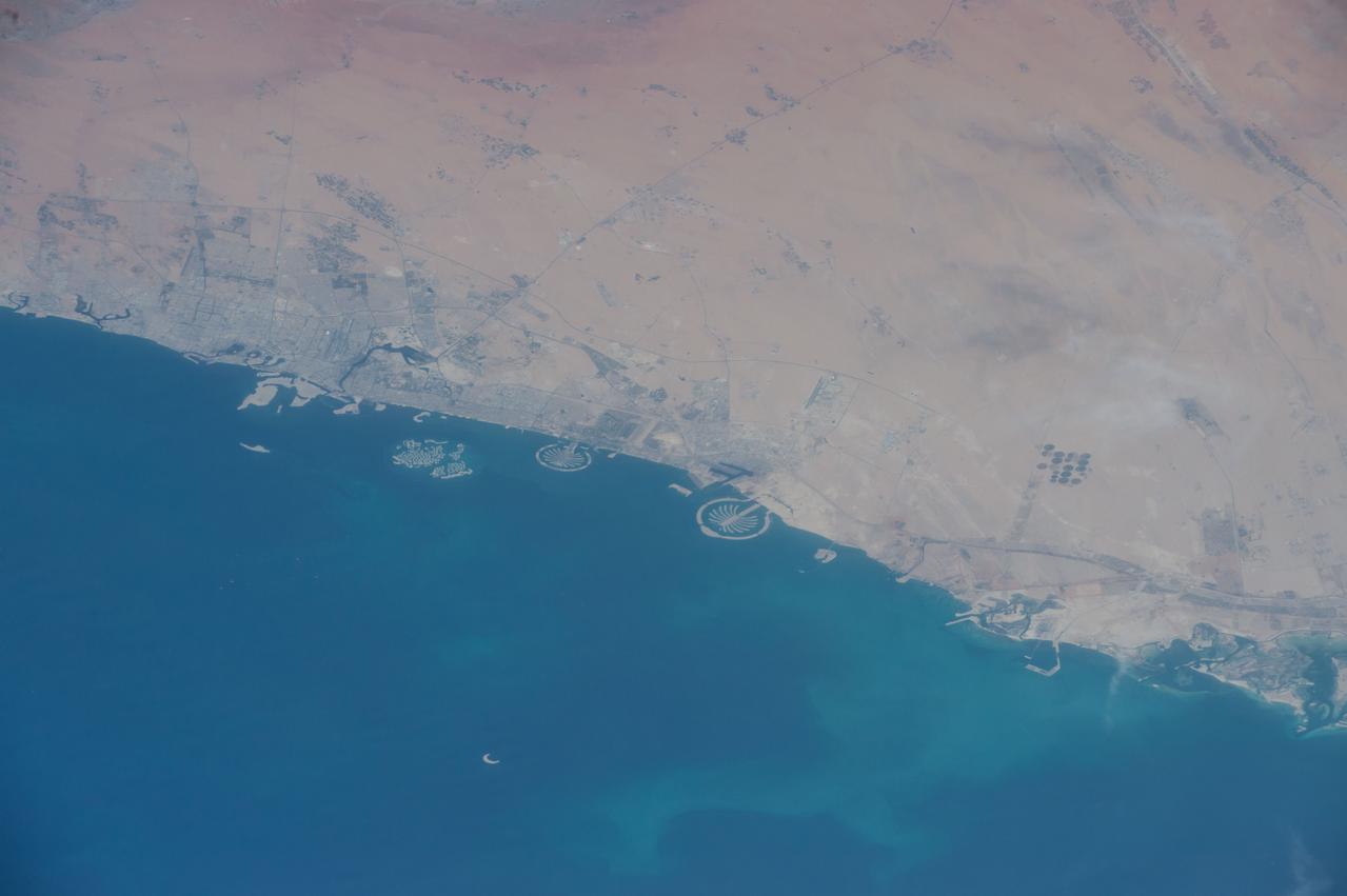 Earth Observations – 高清 桌面壁纸 无版权可商用素材 免费下载 手机电脑通用背景图