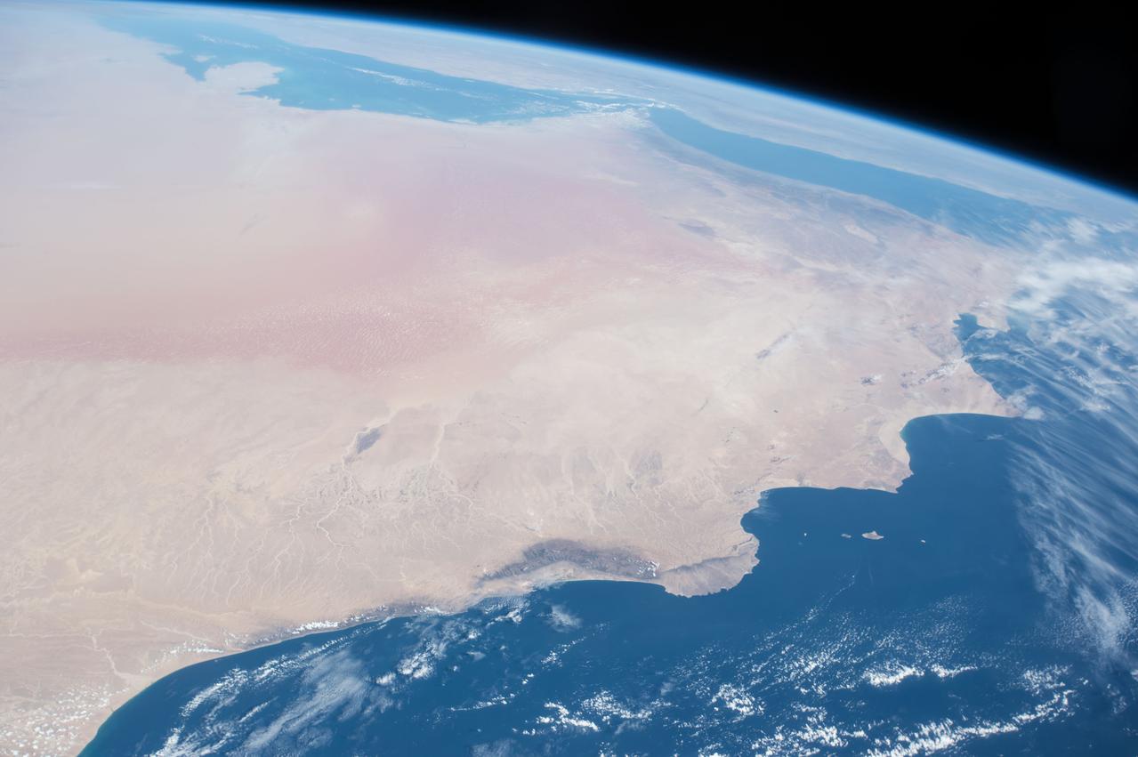 Earth Observations – 高清 桌面壁纸 无版权可商用素材 免费下载 手机电脑通用背景图
