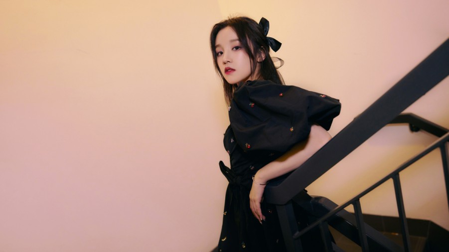 宋雨琦 黑色裙子 扶梯 4k美女壁纸高端桌面精选 – 高清 桌面壁纸 开放版权素材 免费下载 手机电脑通用背景图
